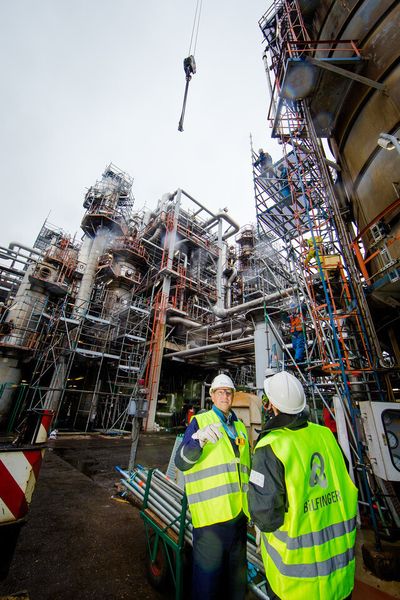 Alleine sechs Bilfinger Teilgesellschaften aus ganz Europa mit 730 Mitarbeitern sind direkt auf der Baustelle beschäftigt. Mit den Bauleitern, Ingenieuren, Managern und Koordinatoren in den Containerburgen kommen noch einmal 130 Angestellte dazu. Nicht zu vergessen die Kranführer, Staplerfahrer, Hilfskräfte und Spezialisten von Fremdfirmen.  (Bilfinger)