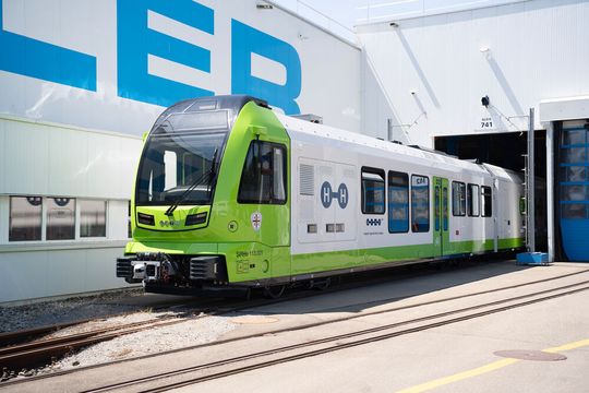 Auf drei Strecken im Süden Italiens werden die 120 km/h schnellen Schmalspur-Wasserstoffzüge unterwegs sein. (Bild:  Stadler)