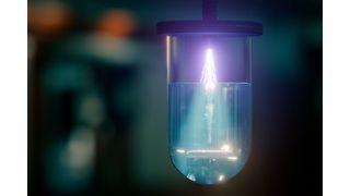 Das ist ein Licht, das Forschern vom Helmholtz-Zentrum Dresden-Rossendorf aufgegangen ist: Kaltes Plasma unter Atmosphärendruck! Es ist in der Lage, sogar die hoch stabilen PFAS zu zerlegen. Doch außer diesem Verfahren, gibt es ein weiteres, um PFAS den Garaus zu machen ... (Bild: HZDR / B. Schröder)