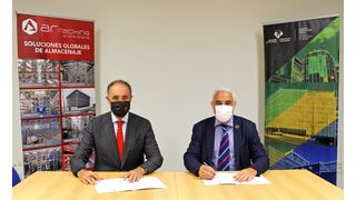 Von links: Eric Arana, Präsident der Arania Group, und Charles Pinto, Direktor der School of Engineering, unterzeichnen das Gründungsdokument für das gemeinsame Forschungslabor in Bilbao, in dem dünnwandige Stahlstrukturen untersucht werden sollen. (AR Racking)
