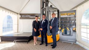 Aufstellung zur Übergabe des 100.000sten aufgearbeiteten Gebrauchtstapler (v.l.): Jungheinrich-Vertriebsvorständin Nadine Despineux, MVN-Geschäftsführer Giuliano Santi und Tino Alban, Werkleiter Jungheinrich-Gebrauchtgeräte-Zentrum Dresden. (Bild: Jungheinrich)