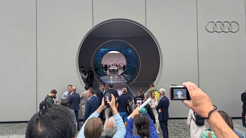Nebenan auf dem Wittelsbacher Platz bei Audi ging der Blick in die Zukunft. (Bild: Achter – VCG)