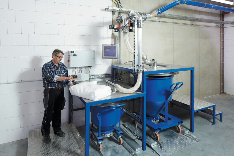 Operator-guided weighing of micro components into mixing container using Man Dos manual weighing station. (Azo/Fotoatelier Bernhard)
