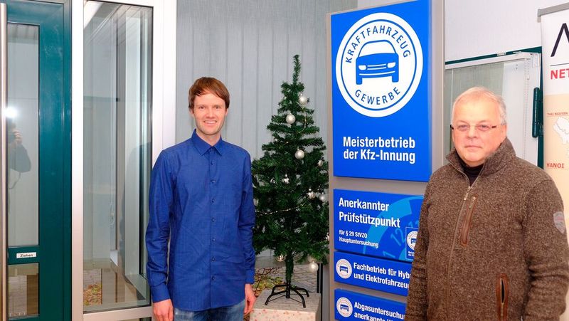 Obermeister Dominik Eisenbeiser (l.) und Geschäftsführer Thomas Edelmann von der Kfz-Innung Südthüringen rufen zur einer Spendenaktion zugusten des Kinder- und Jugendhospizes Mitteldeutschland auf.  (Bild:  Zietz – »kfz-betrieb«)