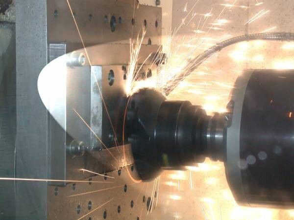 Zerspanung auf höchstem Niveau: Am Institut für Produktionsmanagement, Technologie und Werkzeugmaschinen (PTW) der TU Darmstadt werden Zerspanungsprozesse auf die Spitze getrieben, um Produktivität und Qualität zu steigern. (Bild: PTW)