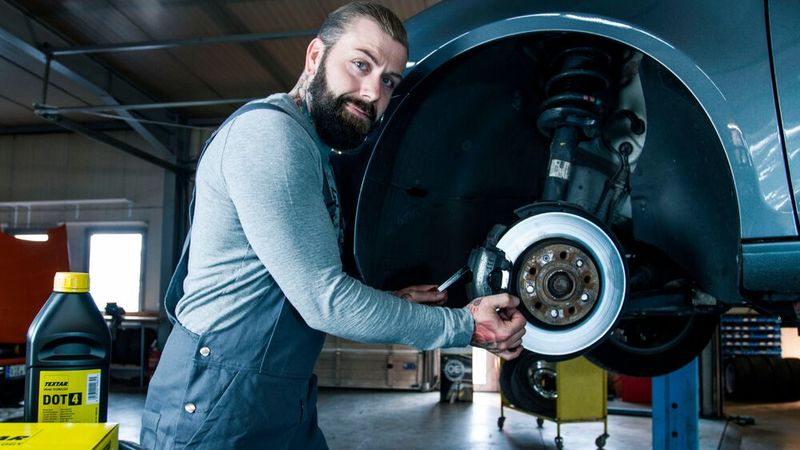 In einem Webinar von Textar erfahren die Teilnehmer, wie sich quietschende Bremsen vermeiden lassen.(Bild:  Textar)