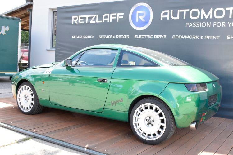 Blickfang vor der freien Werkstatt ist der Lancia Hyena Zagato, von dem nur 24 Stück gebaut wurden.  (Rubbel/»kfz-betrieb« )
