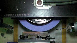 Der Kühlschmierstoff trägt erheblich zu den Prozesskräften beim Schleifen bei. Bild: WZL (Archiv: Vogel Business Media)