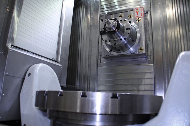 Bild 2: Der großzügige Arbeitsraum mit Frässpindel und Schwenktisch. (Bild: Handtmann)