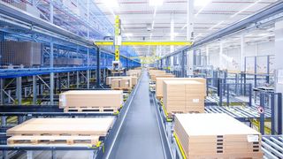 SSI Schäfer ist ein global agierender Spezialist für die Intralogistik. Hier sieht man einen Kommissionierungsprozess per Portalroboter. Aber obwohl die Logistikbranche eigentlich boomt, muss das Unternehmen Rückgänge verzeichnen. Hier ein Bericht von SSI Schäfer zur Lage. (Bild: SSI Schäfer)