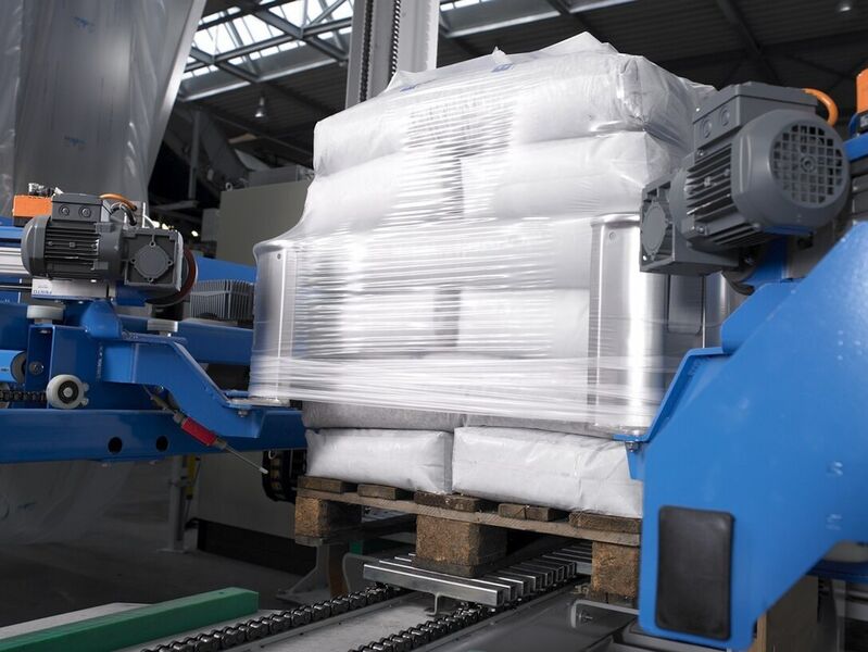 The Beumer stretch hood high-performance packaging machine secures the goods on the pallet, minimizes film consumption and protects the product against external influences. (Picture: Beumer Group)