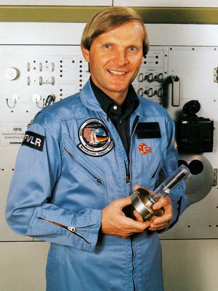Mission: D1 (STS-61A), zusammen mit Reinhard Furrer. Von 30. Oktober 1985 bis 6. November 1985. Furrer und Messerschmidt untersuchten unter anderem die Auswirkungen der Schwerelosigkeit bei der Materialverarbeitung und auf den menschlichen Körper. (DLR)