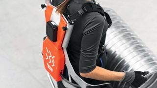 Exoskelette kombinieren menschliche Intelligenz mit maschineller Kraft, indem sie die Bewegungen des Trägers unterstützen oder verstärken. (German Bionic)