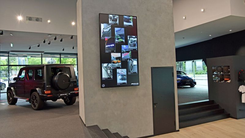 Kunden, die ihren Besuch bei Instagram festhalten, erscheinen auf der „Social Wall“ im Autohaus. (Bild: Simon – »kfz-betrieb«)