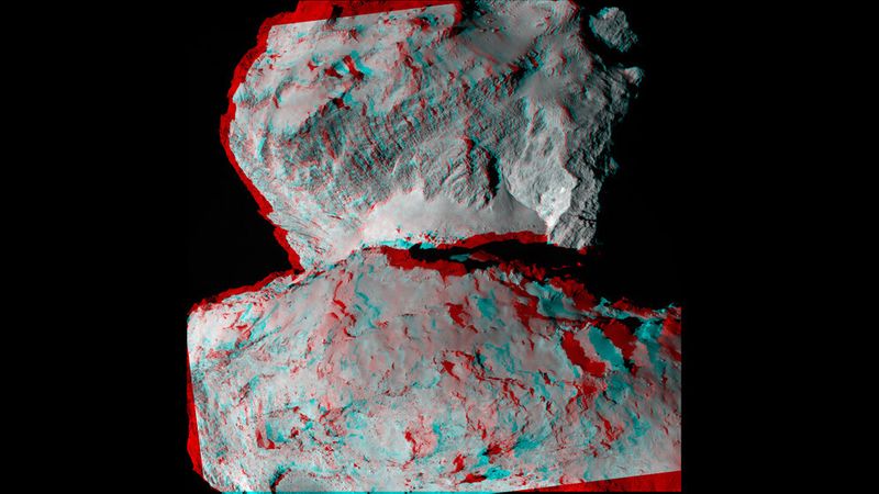Die Anaglyphenansicht in 3D des Kometen Churyumov-Gerasimenko zeigt lineare Strukturen, Felsbrocken und zerklüftete Gebiete. Aufgenommen wurden die beiden Bilder, die für Berechnung der Stereoaufnahme notwendig waren, am 7. August 2014 aus einer Entfernung von 104 km. Die Aufnahme muss mit einer Rot-Blau-Brille betrachtet werden, um den 3D-Effekt zu sehen. (Bild: ESA)