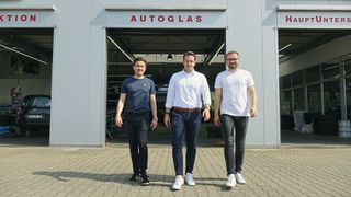 Die drei Gründer von Mmmint.ai, Mark Warneke, Maximilian Stein und Max Leimkühler (v.l.), legen bei der Produktentwicklung ein hohes Tempo vor. (Bild: Rosenow – »kfz-betrieb«)