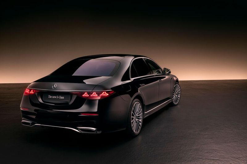 Am Heck setzen neue Rückleuchten mit drei sternförmigen, verchromten Leuchtelementen die optische Linie fort. (Bild: Mercedes-Benz)