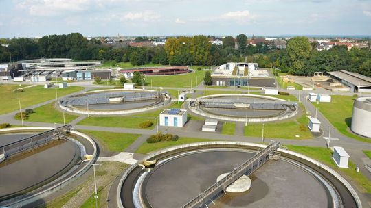 Blick über das Klärwerk Nürnberg: Die Klärbecken trennen den Schlamm vom sauberen Wasser. Der Schlamm wird dann zu Klärgas umgewandelt, welches in Kläffizienter zur Stabilisierung der Energienetze genutzt wird.(Bild:  Susanne Vogel)