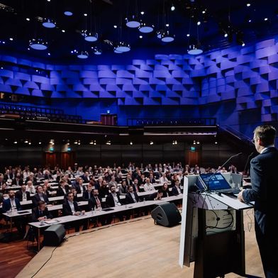 El director del Instituto IKV, el Prof. Dr. Ing. Christian Hopmann, dará la bienvenida a unos 460 expertos del ámbito de la investigación y la industria del sector de los plásticos en el 33.º Coloquio del IKV, que se celebrará a principios de marzo en Aquisgrán. (Bild: DF.Fotografía)