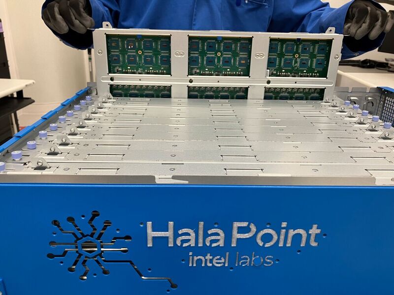 Für Hala Point wurden 1.152 Loihi-2-Prozessoren, die auf dem Intel-4-Prozessknoten hergestellt wurden, in ein Rechenzentrumsgehäuse mit sechs Racks in der Größe eines Mikrowellenofens. Das System unterstützt bis zu 1,15 Milliarden Neuronen und 128 Milliarden Synapsen, die sich auf 140.544 neuromorphe Rechenkerne verteilen und maximal 2.600 Watt Strom verbrauchen. Außerdem sind über 2.300 eingebettete x86-Prozessoren für zusätzliche Berechnungen vorhanden. (Bild: Intel Corporation)