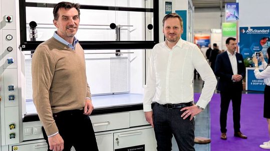 Köttermann Group-Geschäftsführer Joerg Hoffmann (l.) und Dr. Christof Behrens, Head of Product Management und Marketing bei Köttermann, vor einem Exploris-Abzug.(Bild:  Köttermann – Platthaus)