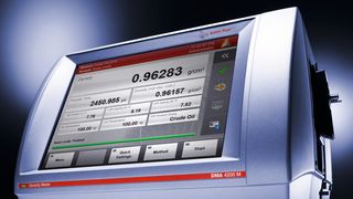 Abb. 1: Das Dichtemessgerät DMA 4200 M benötigt nur geringe Probenmengen und erlaubt auf diese Weise sparsames Messen. (Bild: Anton Paar)