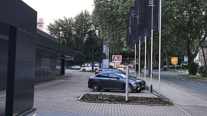 Mit dem neuen Gebrauchtwagencenter zentriert die Lueg-Gruppe ihre Gebrauchtwagenbestände der Marken Mercedes-Benz und Smart von ehemals zehn Standorten im gesamten Ruhrgebiet auf ein einziges Areal.  (Bild: Michel/»kfz-betrieb«)