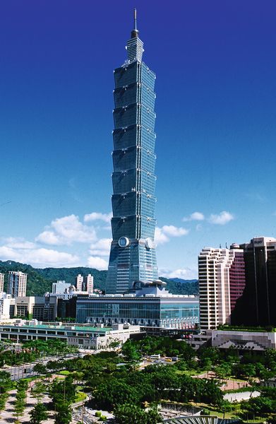 Das Taipei Financial Center demonstriert die Ambitionen der Inselrepublik Taiwan – Republik China – als Wirtschaftsmacht. Das 508 m hohe Gebäude – Tapei 101 genannt, nach der Anzahl der Stockwerke – war bei der Fertigstellung 2004 das höchste Bauwerk der Welt. (Bild: Mehta)