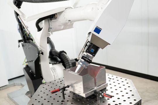 Wer Blechteile herstellt und von Fachkräftemangel, ständig wechselnden Bauteilen und Platzmangel geplagt wird, der sollte sich die neue Roboter-Laserschweißzelle Trulaser Weld 3000 von Trumpf anschauen. Denn die löst alle drei Probleme durch KI und technische Kniffe ...(Bild:  Trumpf)