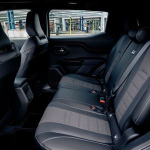 Der vergleichsweise üppige Radstand von 2,70 Meter bringt fünf Passagiere ziemlich luftig unter.(Bild:  Toyota)