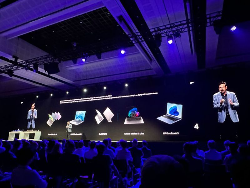 Mark Linton, VP, Windows & Device Sales, Microsoft, erzählte, stellt alle wichtigen Partner vor und das in 2025 über 240+ Millionen Windows 11 PCs verkauft wurden. (Bild: Vogel IT-Medien)