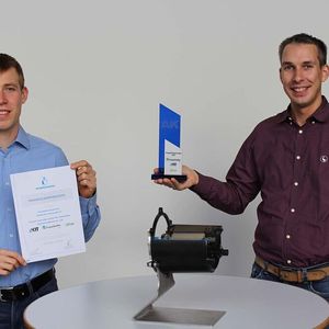 1. Platz in der Kategorie „Produkt und Anwendung“: Das Projekt DEmiL gewinnt den AVK Innovationspreis. Robert Maertens (links) und Steffen Reuter vom Fraunhofer ICT nehmen stellvertretend für das Gemeinschaftsprojekt DEmiL den Preis entgegen.