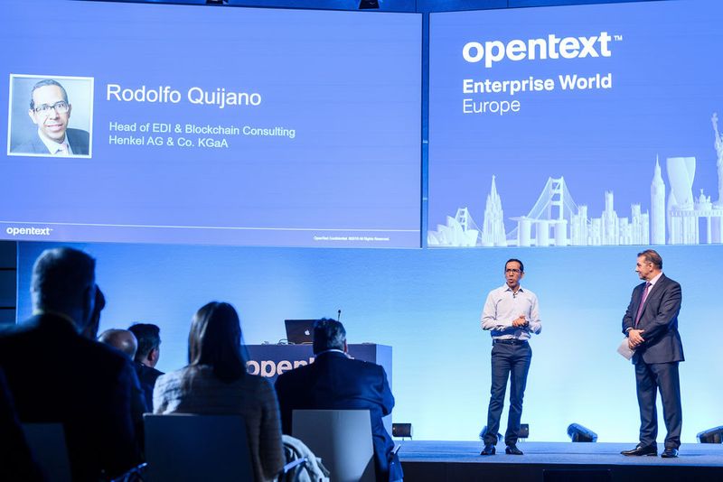 Muhi Majzoub (OpenText) und Rodolfo Quijano (Henkel) diskutieren darüber, wie Henkel mit OpenText arbeitet. (OpenText)