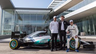 Lewis Hamilton, Valtteri Bottas und Giuseppe D'Arrigo, Group Chief Executive Officer von PLI, bei der offiziellen Eröffnung des neuen „Global Research & Technology Center“  in Turin. (Petronas)