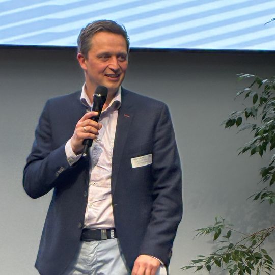 Prof. Dr. Markus Susoff (Hochschule Osnabrück) resümiert zum Abschluss die Bedeutung von KI und fundierter Materialcharakterisierung für die Kreislaufwirtschaft. Als Mitorganisator und fachlicher Leiter ist er zusammen mit Prof. Dr. Ulrich Giese vom DIK eine Schlüsselfigur des Formats.(Bild:  KGK/Gutbrod)