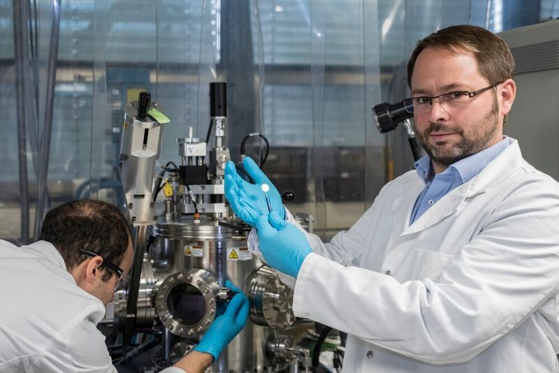 Stephan Bücheler uses thin-film methods to produce model systems for the next generation of batteries. (Empa)