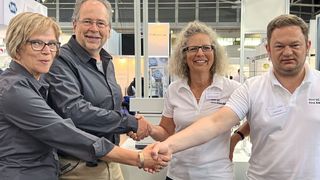 Gerda van de Beek, Jan Willem Mol (Moduvision), Alexandra Knauer, und Carsten Losch (Knauer) auf der Analytica in München (v.l.) (Bild: Knauer)