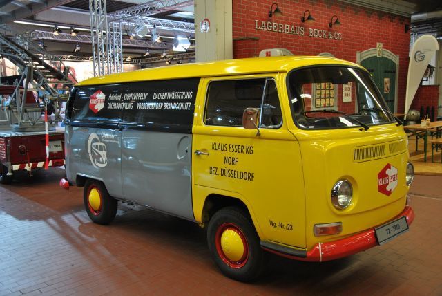 Eine klassische Domäne von Kastenwägen: Ein T2a (Baujahr 1968 bis 1972) als zeitgenössischer Werbeträger. (Foto: Dominsky)