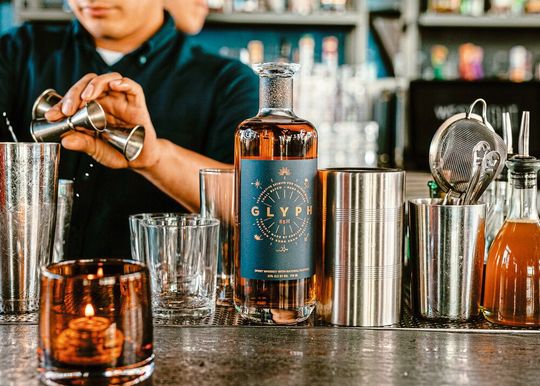 Ein echter Whisky muss mindestens drei Jahre im Holzfass reifen. Das Unternehmen Endless West stellt ein Whisky-Getränk namens „Glyph“ in nur 24 Stunden aus Aromen im Labor her.(Bild:  Courtesy of Endless West)