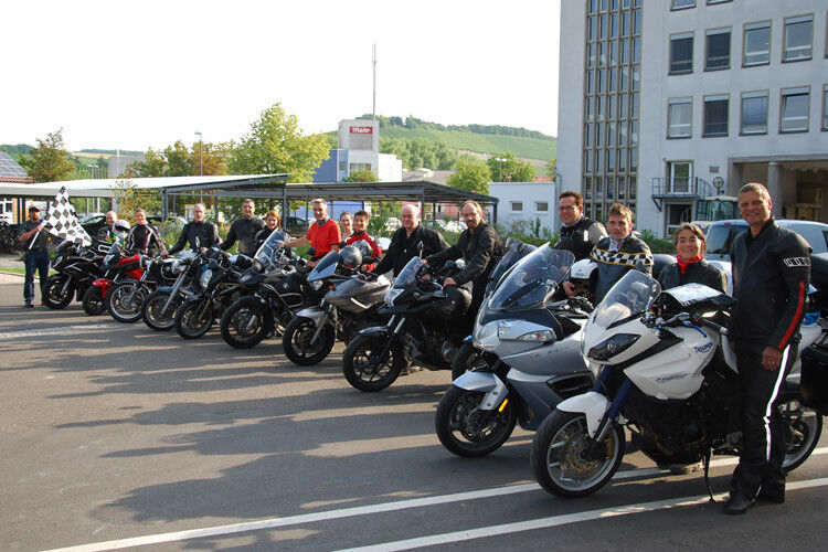Die Mannschaft von »bike und business« und »kfz-betrieb« sowie einige externe Teilnehmer machten ihre Maschinen startklar für die Fahrt nach Ischgl. (Foto: Rubbel)