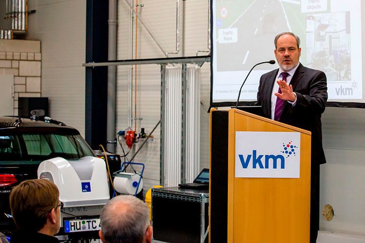 Die TU Darmstadt hat an ihrem Institut für Verbrennungskraftmaschinen und Fahrzeugantriebe  ein Demo-Zentrum für Elektromobilität und Hybridtechnik eröffnet. Institutsleiter Prof. Dr. Christian Beidl begrüßte die Gäste. (Foto: TU Darmstadt/Gregor)