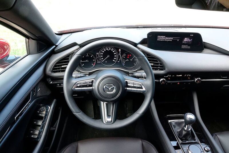 Das sportlich-reduzierte Design der Außenhaut setzt sich beim Mazda 3 auch im Innenraum fort. (Jan Rosenow/»kfz-betrieb«)