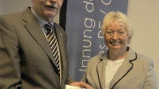 Gemeinsam für die Ausbildung: Dieter Paust, Hauptgeschäftsführer des Kfz-Landesverbandes NRW, und Dietlinde Stüben-Endres, Obermeisterin der Vestischen Innung. (Foto: Zietz)