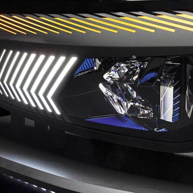 Complex design, simple production: With the "Front-IQ Light" headlamp, a film is three-dimensionally formed directly in the tool thanks to Colorform technology. (Image:Leonard Kurz)