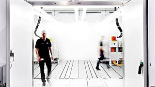 Kälte auf Knopfdruck: Der Antriebs-System-Prüfstand der MBtech Group ermöglicht es, Fahrzeuge und Komponenten bei minus 30 Grad Celsius auf Herz und Nieren zu testen. Für die Wintererprobung in Schweden ist die Technik dann bereits im Sommer vorbereitet. (Foto: MBtech)