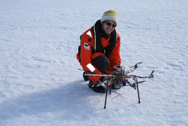 Extreme Kälte ist kein Problem: Multikopter fliegt autonom durch die Arktis. (Alfred-Wegener-Institut / Tobias Mikschl)