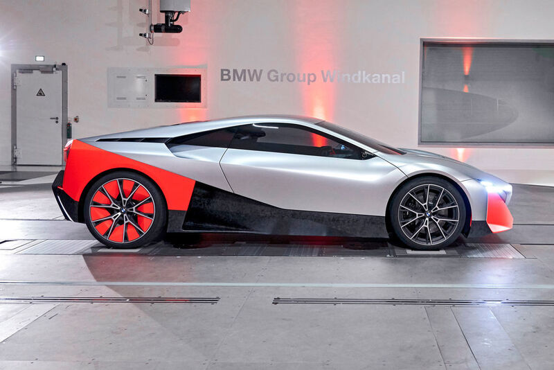 Matt-orange Akzente an den vorderen Lufteinlässen sowie den hinteren Kotflügeln sollen an den BMW Turbo von 1972 erinnern. (BMW)