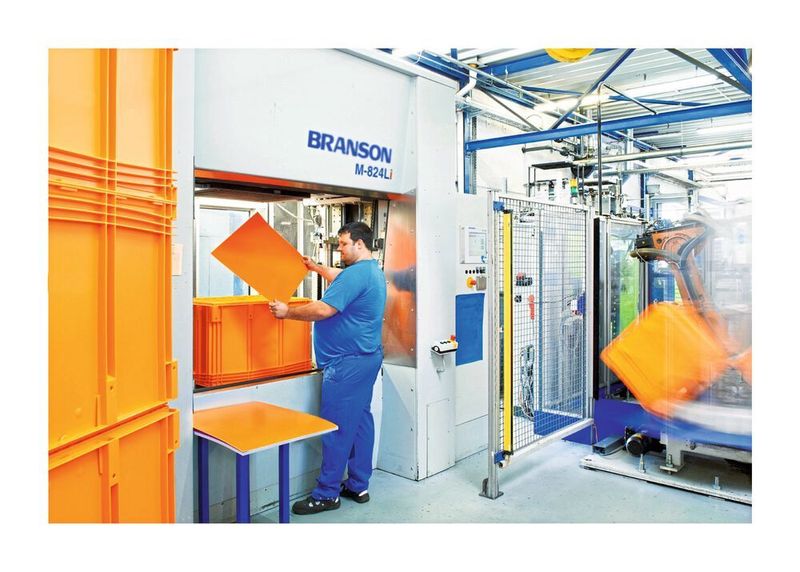 Der Bito-Behälter XL mit Doppelboden wurde hier mit RFID-Sensorik der Sick AG ausgestattet. (Bito)