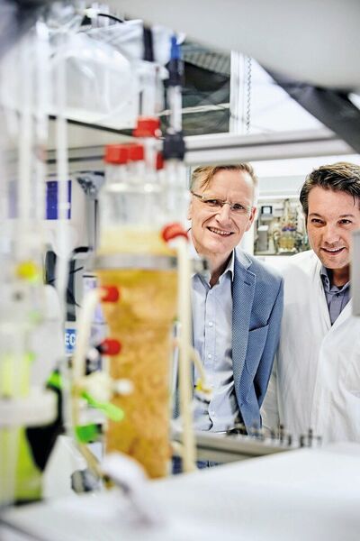 In Bioreaktoren wandeln Mikroben die CO2-Abscheidungen in Chemikalien für die Industrie und andere wertvolle Produkte um. (links: Lars Angenent) (Jörg Jäger/ Universität Tübingen)