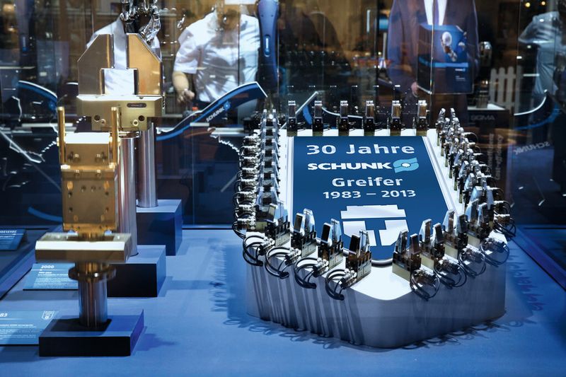 Schunk-Greifer aus drei Jahrzehnten waren auf der Hannover-Messe zu bestaunen – von der Industriehand aus dem Jahr 1983 bis zur Konzeptstudie einer zukunftsweisenden 5-Fingerhand. (Bild: Schunk)